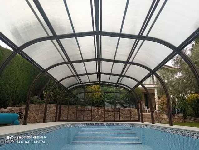Manta de burbujas extendida sobre alberca