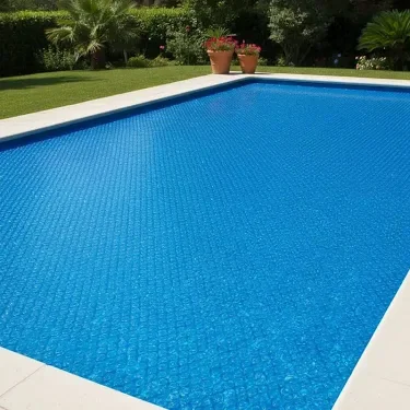 Alberca residencial con manta térmica azul